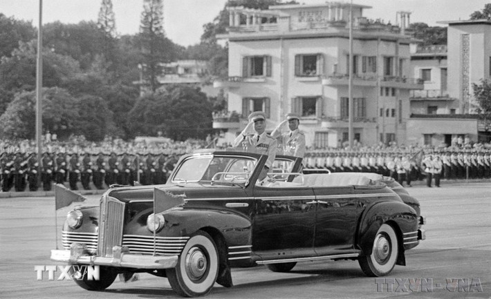 Đại tướng Võ Nguyên Giáp duyệt đội ngũ các đơn vị lực lượng vũ trang tham gia lễ duyệt binh. (Ảnh: TTXVN)