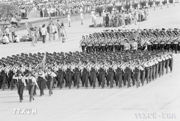 Các khối quần chúng tham dự lễ mít tinh, duyệt binh, diễu hành. (Ảnh: TTXVN)