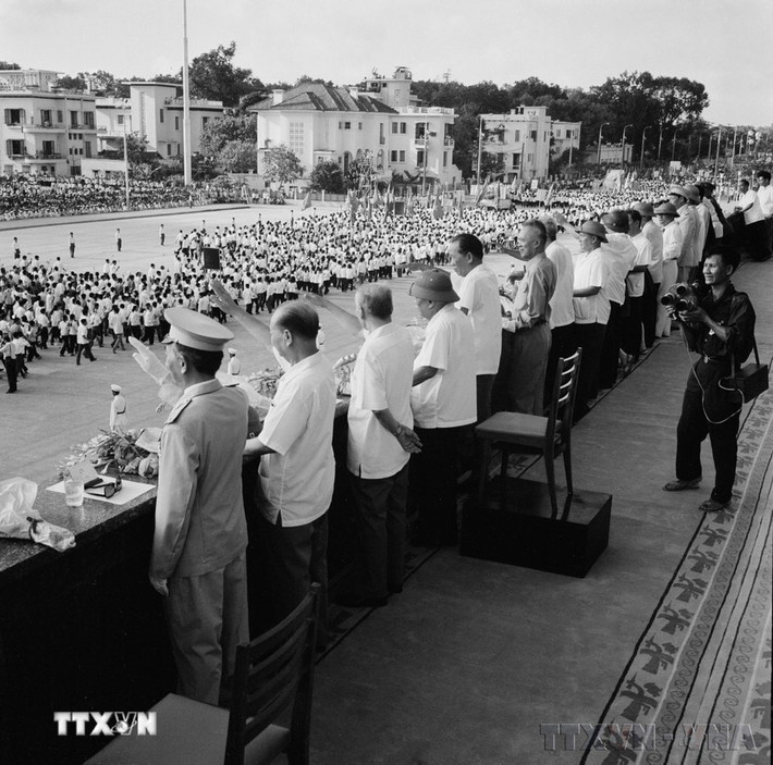 Các đồng chí lãnh đạo Đảng và Nhà nước chào đón các đơn vị tham gia lễ duyệt binh, diễu hành kỷ niệm 30 năm thành lập nước Việt Nam Dân chủ Cộng hòa. (Ảnh: TTXVN)