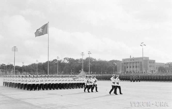 Khối học viên các trường quân sự diễu qua lễ đài. (Ảnh: TTXVN)