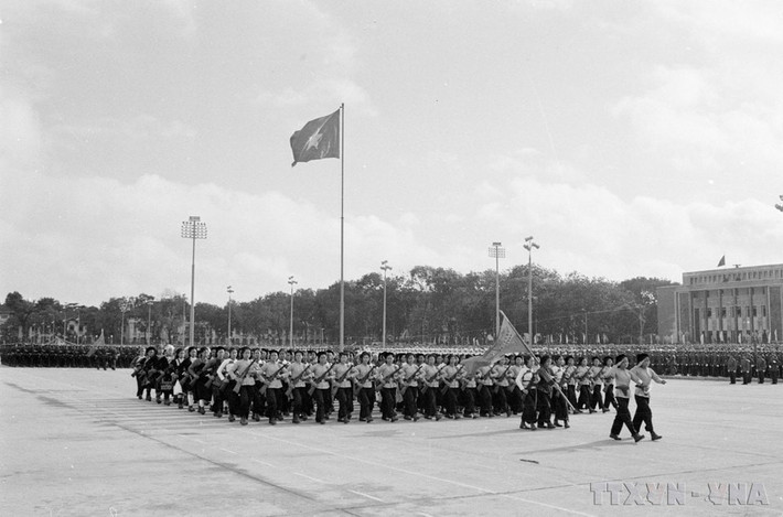 Các đơn vị dân quân tự vệ diễu qua lễ đài tại lễ mít tinh, duyệt binh và diễu hành chào mừng kỷ niệm 30 năm Ngày thành lập nước Việt Nam Dân chủ Cộng hòa. (Ảnh: TTXVN)