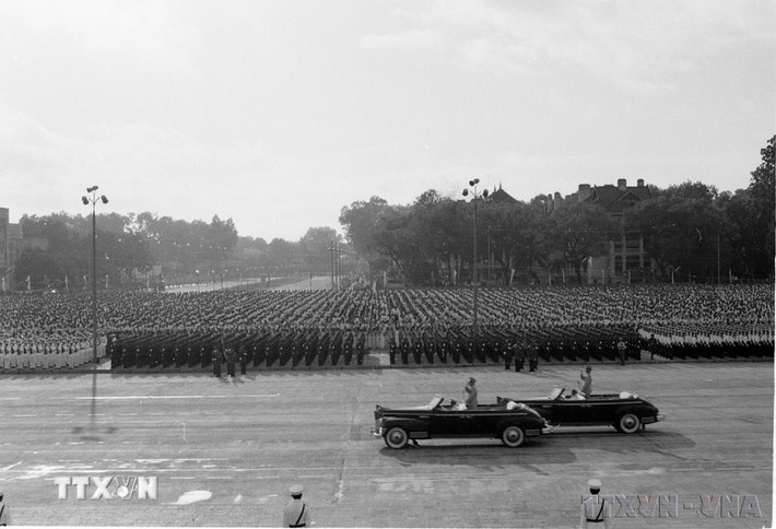 Đại tướng Võ Nguyên Giáp duyệt đội ngũ các đơn vị Lực lượng vũ trang tại lễ duyệt binh. (Ảnh: TTXVN)