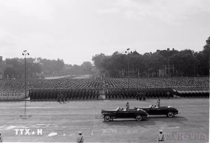 Đại tướng Võ Nguyên Giáp duyệt đội ngũ các đơn vị Lực lượng vũ trang tại lễ duyệt binh. (Ảnh: TTXVN)