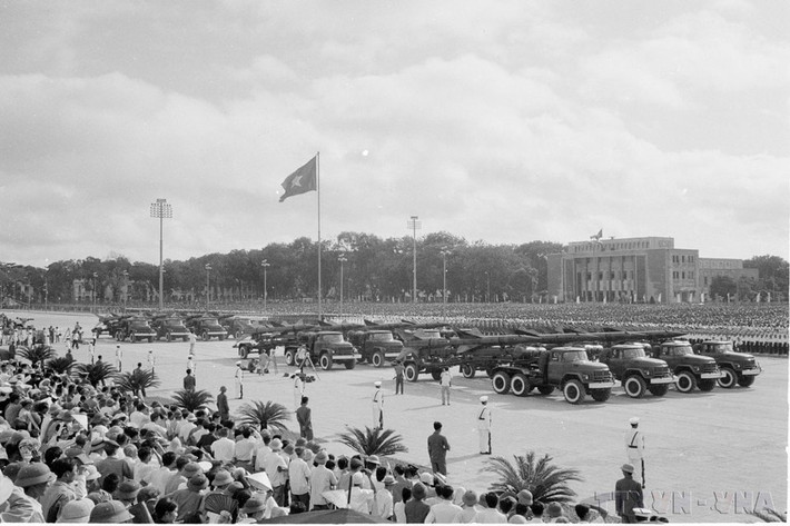 Khối tên lửa phòng không không quân diễu hành qua lễ đài. (Ảnh: TTXVN)