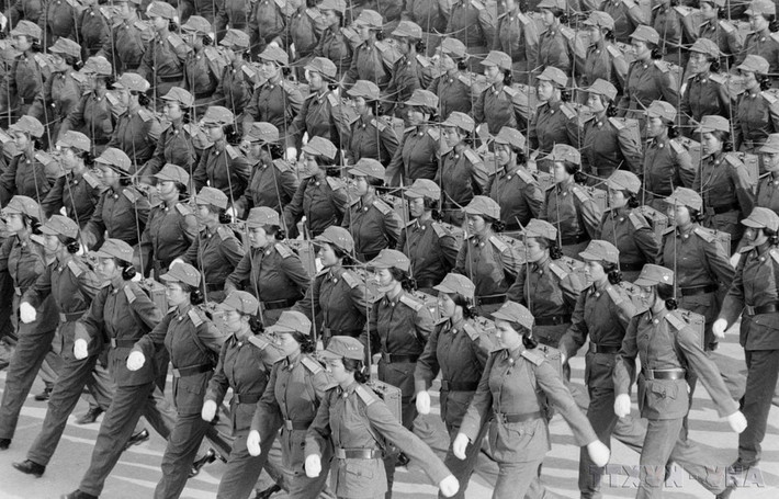 Các nữ quân nhân của Quân đội nhân dân Việt Nam tham gia lễ diễu binh. (Ảnh: TTXVN)