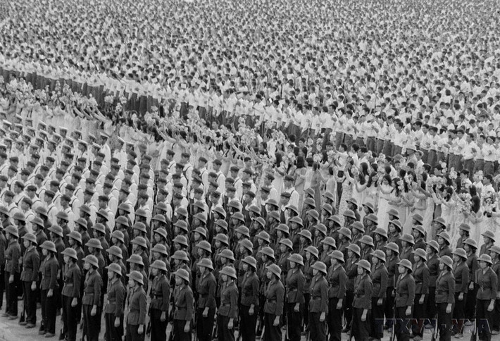 Quảng trường Ba Đình trong Lễ kỷ niệm 30 năm Quốc khánh (2-9-1975). (Ảnh: TTXVN)