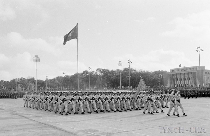 Các đơn vị công an nhân dân diễu qua lễ đài. (Ảnh: TTXVN)