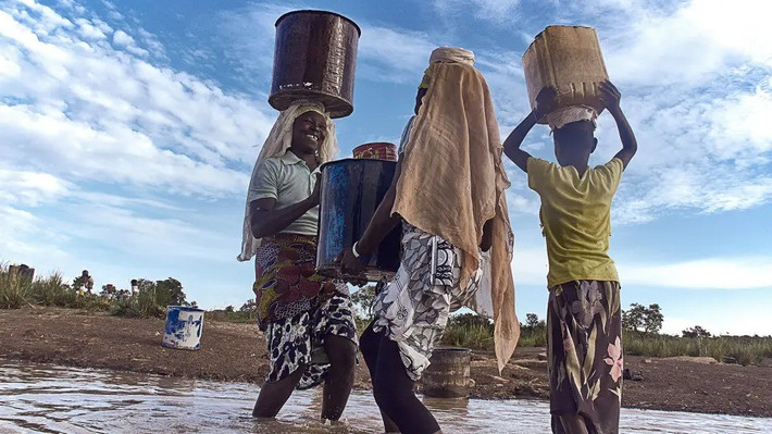 Nhóm tác giả của báo cáo đề xuất sử dụng một thuật ngữ thay thế là "sự phá sản nguồn nước" - một trạng thái mà việc sử dụng nước lâu dài vượt quá nguồn cung cấp và gây thiệt hại nghiêm trọng cho thiên nhiên đến mức không thể khôi phục lại mức độ trước đây một cách thực tế. Ảnh: Evans Ahorsu.