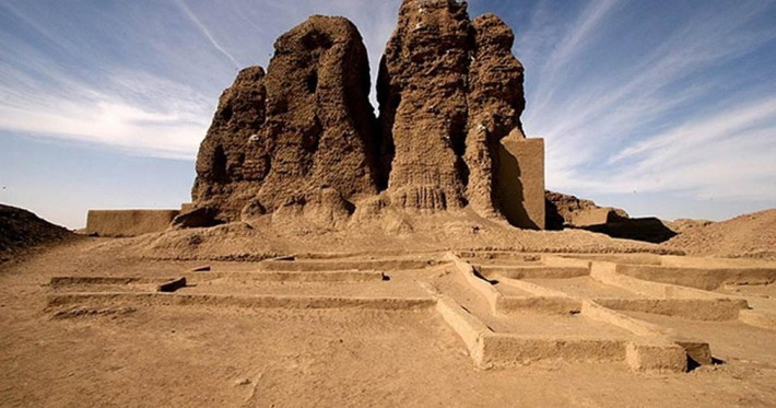 Các chuyên gia cũng phát hiện chiếc bình chứa một vài con mọt, có khả năng đã bám vào cây cối từ thời cổ đại. Do chiếc bình không có dấu hiệu bị đốt cháy nên giới nghiên cứu tin rằng, những thứ cháy đen của thực vật, gỗ, động vật, côn trùng có thể chỉ đơn giản là được người xưa nhét vào bên trong bình. Chúng có thể là một phần của bữa tiệc trong tang lễ diễn ra vào gần 4.000 năm trước. Ảnh: Ancient-origins.