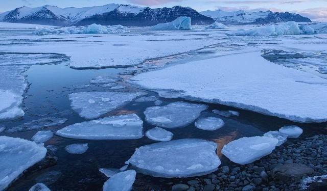Trong vài thập kỷ qua, sông băng Pine Island và sông băng Thwaites đã trải qua quá trình tan chảy nhanh chóng do nước biển ấm lên, đặc biệt là tại điểm chúng nổi lên từ đáy biển và tạo thành các thềm băng. Ảnh: MSN.