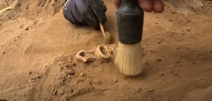 Họa tiết trang trí trên chiếc đèn được nhiều chuyên gia cho rằng đó có thể là hình ảnh của Bacchus (hay còn gọi Dionysus hoặc Dionysos) - vị thần rượu nho và người bảo trợ của nghệ thuật sân khấu. Tuy nhiên, đó cũng có thể là mặt nạ của diễn viên biểu diễn. Ngoài ra, mặt nạ cũng gắn liền với thần Bacchus bởi những tín đồ của ông thường đeo mặt nạ khi thờ phụng. Ảnh: Olielampje (pers versie)/Youtube.