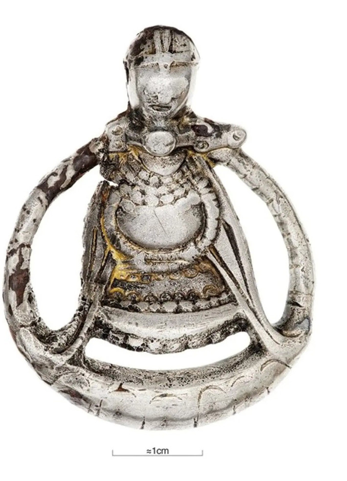 Các chuyên gia cho hay mặt dây chuyền được người Viking chế tác bằng bạc trong khoảng thời gian từ năm 800 - 975. Ảnh: National Historical Museums.