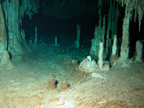 Ox Bel Ha nằm gần thị trấn Tulum cổ xưa của người Maya. Nền văn minh Maya tin rằng, các hồ nước, hang động ngập nước khổng lồ dưới lòng đất là cửa ngõ dẫn đến thế giới ngầm Xibalba. Những nơi này cùng với các hồ nước ở Sistema Sac Actun gần đó đã mang đến một số phát hiện khảo cổ quan trọng. Ảnh: gue.com.