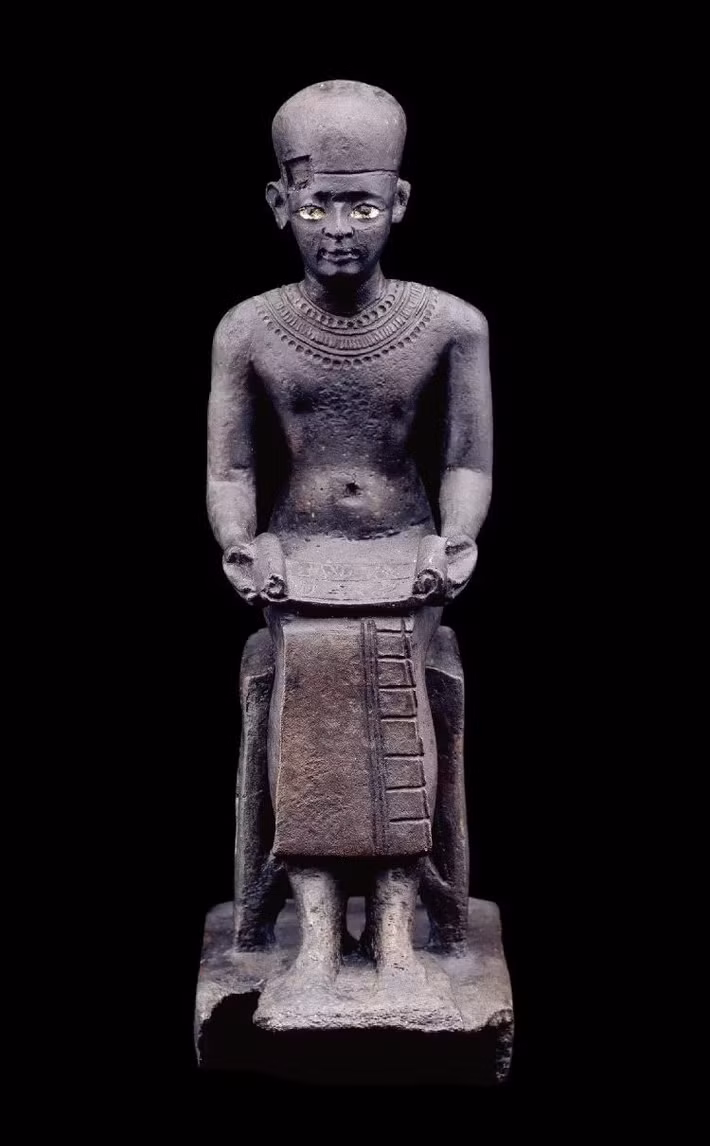 Trong tài liệu này, Imhotep nêu chi tiết 48 trường hợp y tế, bao gồm một số trường hợp nghiên cứu về ung thư vú. Cuộn giấy cói Edwin Smith không chỉ mang đến thông tin về cách người Ai Cập cổ đại phẫu thuật hàng nghìn năm trước mà còn cung cấp một số bằng chứng cổ xưa nhất về ung thư. Ảnh: British Museum, London.