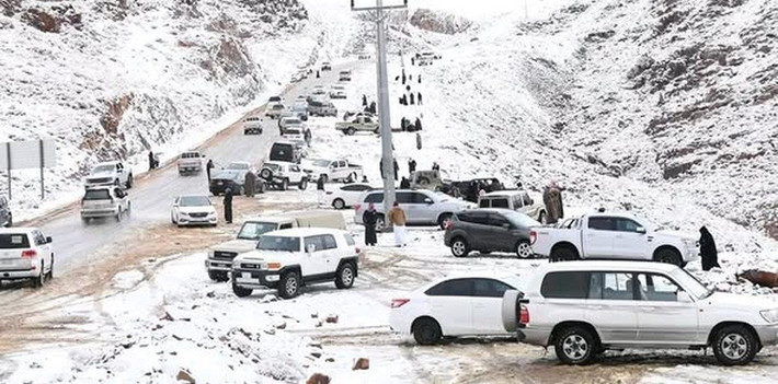 Theo các chuyên gia, khối không khí lạnh mang theo mưa và gió khiến tuyết bắt đầu rơi ở một số khu vực phía bắc Arab Saudi từ tuần trước. Ảnh: News.