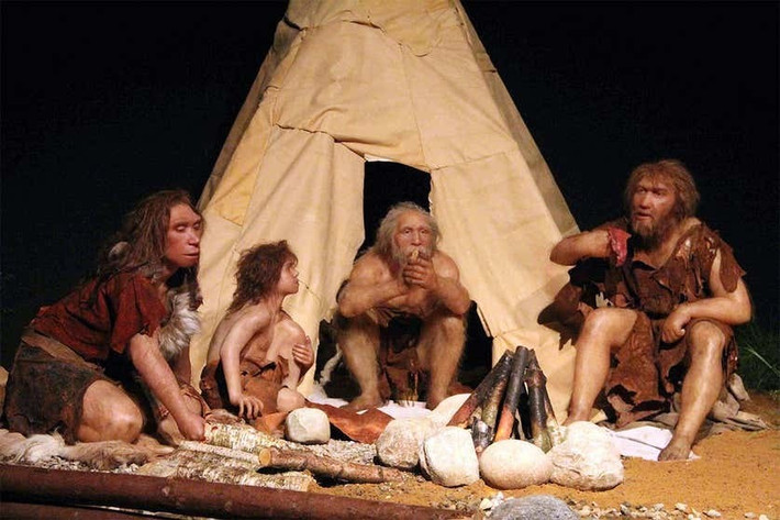 Tại La Roche Cotard - hang động ở Thung lũng Loire, Pháp, các chuyên gia phát hiện người Neanderthal đã để lại nhiều đường nét và hình dạng khác nhau trên các rãnh ngón tay (những đường nét mà ngón tay để lại trên bề mặt mềm). Ảnh: dpa picture alliance archive / Alamy Stock Photo.