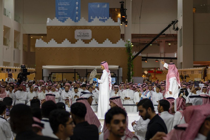 Trong buổi đấu giá được tổ chức ở Triển lãm săn bắn và chim ưng quốc tế Saudi Arabia 2025 vào ngày 6/10/2025, một con chim ưng Mông Cổ trưởng thành đã được bán với giá 650.000 SR (khoảng 4,5 tỷ đồng). Ảnh: Cbs42.com.