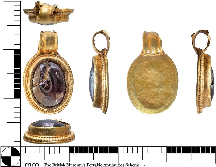 Nhà khảo cổ học Lisa giải thích rằng, mặc dù mặt dây chuyền bằng vàng và ngọc hồng lựu khá phổ biến đối với phụ nữ thuộc tầng lớp thượng lưu ở Anh sống vào thế kỷ 7 nhưng các chuyên gia thường tìm thấy chúng trong các ngôi mộ, chứ không phải là một nhóm trên sườn đồi. Ảnh: thehistoryblog.com.