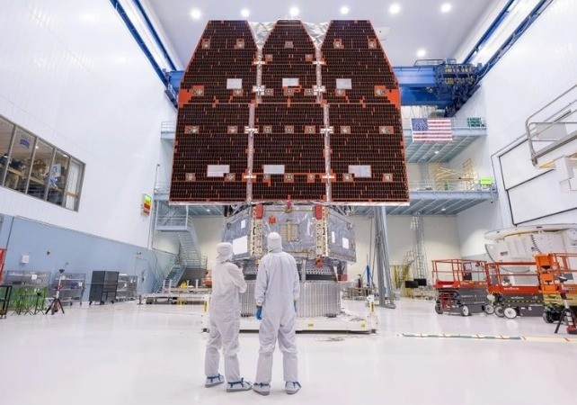 Nancy Grace Roman là kính viễn vọng hồng ngoại, được kỳ vọng trở thành kính viễn vọng hàng đầu trong số các kính viễn vọng được phóng lên không gian. Kính không gian này chỉ gồm 2 thiết bị chính là: Thiết bị trường rộng (WFI) và Thiết bị chặn ánh sáng từ các ngôi sao (CGI). Ảnh: NASA/Jolearra Tshiteya.