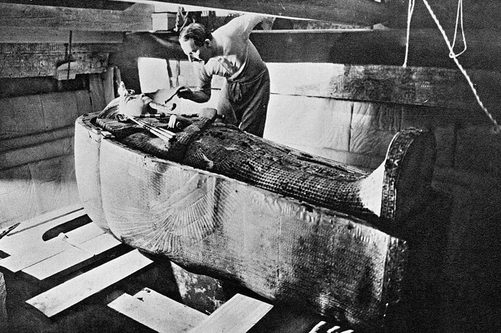Khi tìm thấy những bậc thang, nhóm của của nhà khảo cổ học Howard Carter biết rằng đã có một khám phá quan trọng. Cả nhóm làm việc miệt mài cho đến khi đến bậc thang thứ 12, nơi họ phát hiện ra một ô cửa nhỏ được phủ thạch cao. Ảnh: Getty Images.