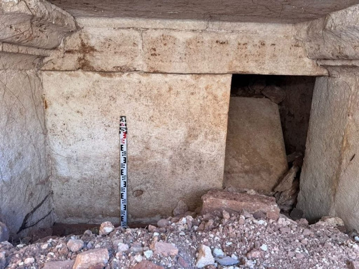 Chất lượng và sự đa dạng của các hiện vật cho thấy Gelliano khi còn sống nắm giữ quyền lực chính trị hoặc kinh tế lớn trong chính quyền La Mã cấp tỉnh. Ông có thể là một quan tòa địa phương hoặc một địa chủ giàu có. Sau khi qua đời, ông được chôn cất theo phong tục và nghi lễ chôn cất của người La Mã. Ảnh: Blendi Gonxhja on Facebook.