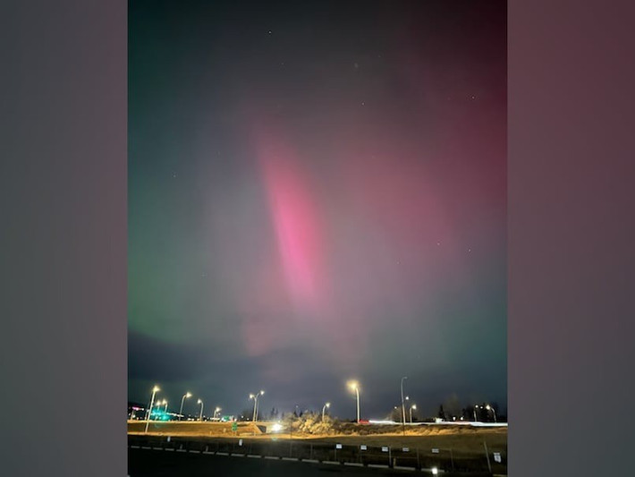 Mặt trời đang ở giai đoạn hoạt động cực đại trong chu kỳ 11 năm, khiến màn trình diễn ánh sáng này trở nên phổ biến và lan rộng hơn. Cực quang đầy màu sắc đã tô điểm bầu trời đêm ở những nơi không ngờ tới và các chuyên gia thời tiết vũ trụ cho biết vẫn còn nhiều cực quang nữa sẽ xuất hiện. Ảnh: Dave White/CBC.