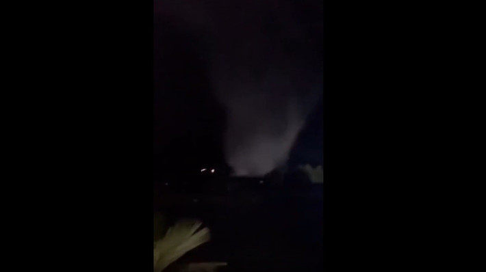 Vào khoảng 22h ngày 28/10, một vòi rồng cao hàng chục mét xuất hiện tại xã Thanh Tùng, tỉnh Cà Mau. Sức gió rất mạnh nên cuốn theo nhiều tài sản của người dân, thậm chí tôm và bạt lót của 7 ao nuôi tôm công nghiệp cũng bị sức gió mạnh hút đi. Ảnh cắt từ clip/Dân Việt.