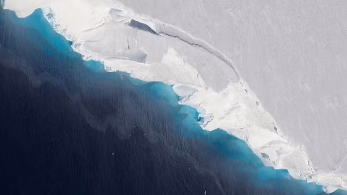 Một nghiên cứu công bố trên tạp chí Nature Geosciences vào tháng trước của các chuyên gia chỉ ra những cơn bão ngầm dưới đáy đại dương đang làm tan chảy mạnh mẽ các thềm băng của 2 sông băng lớn nhất ở Nam Cực là: sông băng Pine Island và sông băng Thwaites. Ảnh: Jeremy Harbeck/NASA.