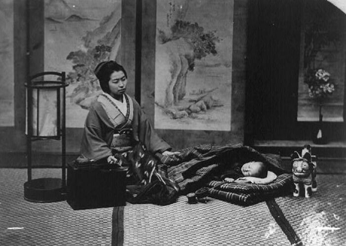 Người mẹ ru con ngủ.