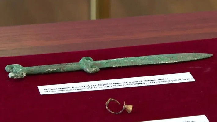 Nhà khảo cổ học Arman Beissenov cho hay thanh kiếm akinak thuộc loại này vẫn chưa được tìm thấy ở bất kỳ nơi nào khác tại Kazakhstan. Nó phản ánh trình độ luyện kim và gu thẩm mỹ nghệ thuật cao của người Saka. Ảnh: Karaganda Regional History Museum.