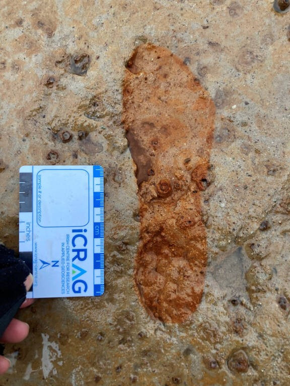 Nhóm khảo cổ học đã làm việc trong điều kiện gió giật lên tới 88,5 km/h để ghi lại các dấu chân khi địa điểm này bị xói mòn theo từng đợt thủy triều. Họ cũng sử dụng máy bay không người lái, máy ảnh và sau đó là phần mềm mô hình 3D trong phòng thí nghiệm để ghi lại hình ảnh của địa điểm khảo cổ. Ảnh: University of Aberdeen.