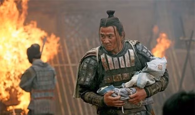 Đặc biệt, mãnh tướng Triệu Vân được người đời tôn làm “Võ thần”. Những chiến công lừng lẫy của ông đã góp phần làm nên tên tuổi và khiến kẻ thù khiếp sợ.