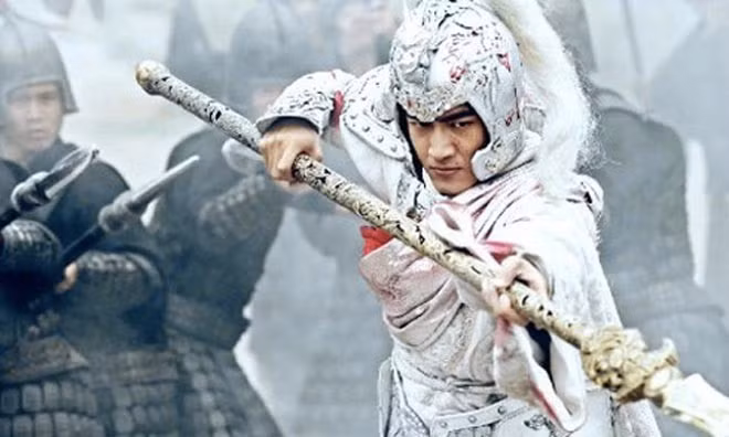 Sau khi hoàng đế Lưu Bị mất, Lưu Thiện kế thừa ngôi vị vào năm 223 và phong cho Triệu Tử Long lần lượt làm Trung Hộ Quân, Chinh nam tướng quân, Vĩnh Xương đình hầu rồi thăng lên Trấn đông tướng quân. Ảnh trong bài mang tính minh họa.