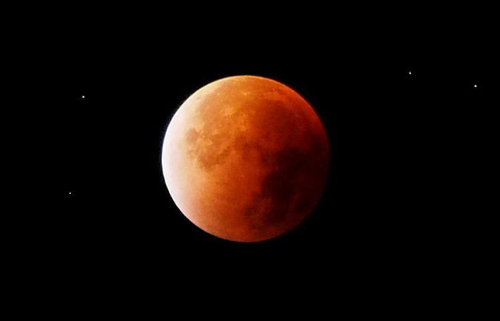 Dirk Schulze-Makuch, nhà sinh vật học vũ trụ tại Đại học bang Washington và là tác giả chính của nghiên cứu, cho biết: "Nếu nước lỏng và bầu khí quyển đáng kể tồn tại trên Mặt trăng trong thời kỳ đầu trong thời gian dài thì chúng tôi cho rằng, bề mặt Mặt Trăng ít nhất cũng có thể sinh sống được trong thời gian ngắn". Ảnh: Wikimedia Commons.