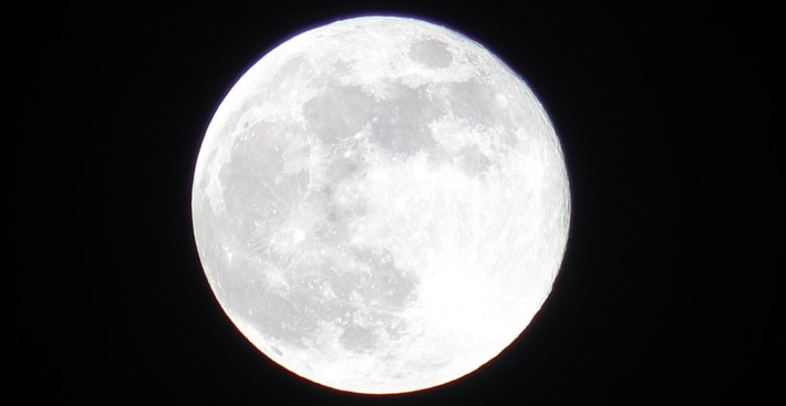 Sau đó, trong một giai đoạn khác khoảng 3,5 tỷ năm trước, khi hoạt động núi lửa trên Mặt trăng đạt đỉnh điểm, các dạng sống ngoài hành tinh tồn tại nhưng chỉ trong thời gian ngắn. Ảnh: W.H -TRAVEL PHOTOGRAPHY/ Shutterstock.