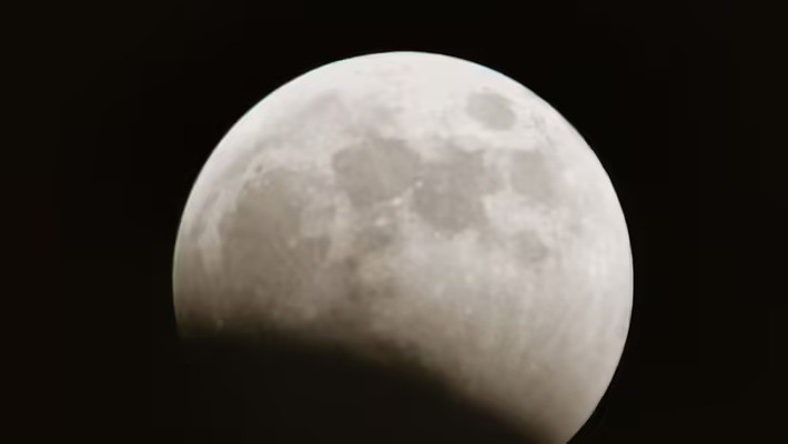 Ngoài ra, các nhà nghiên cứu còn đưa ra giả thuyết rằng, khi Hệ Mặt trời mới hình thành, thiên thạch có thể đã lao xuống Trái đất và bắn các mảnh vỡ xuống Mặt trăng. Ảnh: David Silverman/Getty Images.