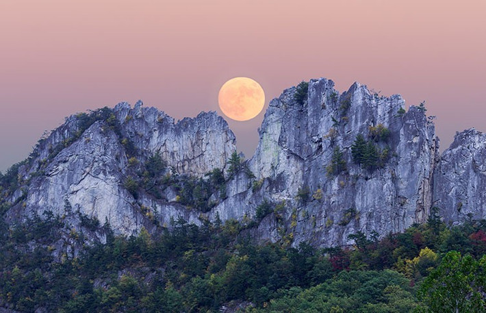 Các nhà khoa học tin rằng, trong 2 giai đoạn trên, Mặt trăng đã phun ra các loại khí siêu nóng từ bên trong. Một trong những loại khí đó là hơi nước. Họ cho rằng, hơi nước có thể đã hình thành nên các vũng nước lỏng trên bề mặt Mặt trăng. Ảnh: Steve Heap/ Shutterstock.