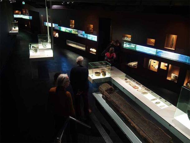 Một nhóm công nhân làm đường đã tìm thấy chiếc thuyền độc mộc trên tại một đầm lầy than bùn gần làng Pesse, Hà Lan. Hiện vật này, hiện được gọi là thuyền Pesse, là chiếc thuyền cổ nhất thế giới từng được phát hiện. Ảnh: C messier / CC BY-SA 4.0.