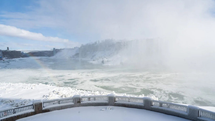 Ba thác nước gồm: thác Horseshoe (hay Thác Canada), thác Mỹ và thác Bridal Veil trong thác Niagara đều bắt nguồn từ sông Niagara. Đây là dòng sông rộng lớn dài 58 km từ hồ Erie đến hồ Ontario. Ảnh: Niagara Parks.