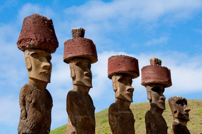 Nghiên cứu cũng chỉ ra một số bức tượng Moai đã bị đổ dọc theo các con đường cổ và dấu vết cho thấy người xưa từng nỗ lực dựng chúng đứng thẳng trở lại. Ảnh: NBC News.