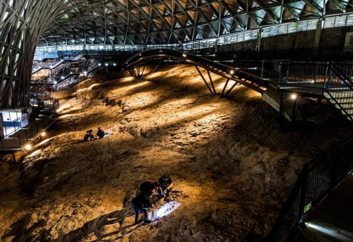 Do urani phân rã thành chì với tốc độ cố định nên các nhà khoa học có thể xác định tuổi bằng cách đo lượng chì tích tụ - nó giống như một chiếc đồng hồ nguyên tử dùng để đo hóa thạch. Ảnh: Dr. Bi Zhao.