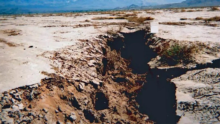 Điều này được phản ánh qua sự thu hẹp của các hồ lớn trên thế giới và số lượng ngày càng tăng các con sông lớn không chảy ra biển vào một số thời điểm trong năm. Ảnh: Loren Metzger, USGS.