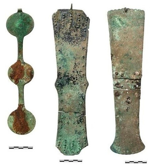 Các nhà khảo cổ nhận định chiếc bát gỗ lót bạc và hàm lợn rừng cho thấy khu phức hợp tế lễ này là một phần của nghi lễ tang lễ. Những hoạt động nghi lễ sau tang lễ có thể được thực hiện bởi các quý tộc du mục tại khu vực trống giữa các gò chôn cất. Ảnh: ral Archaeological Expedition / Institute of Archaeology of the Russian Academy of Sciences.