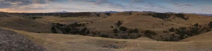 Nhà địa lý Ả Rập sống vào thế kỷ thứ 10, Ibn Hawqal đã mô tả Marsmanda là một "thành phố miền núi lạnh lẽo, không có vườn tược hay vườn nho", nhưng lại có "những đồng cỏ và bãi chăn thả gia súc tươi tốt, với những bông hoa nở rộ và những địa điểm tuyệt vời để dạo chơi". Ibn Hawqal cũng lưu ý rằng, Marsmanda thu hút người dân từ "những nơi xa xôi" nhờ vào các sản phẩm được làm từ sắt, thép. Ảnh: Simon Norfolk.