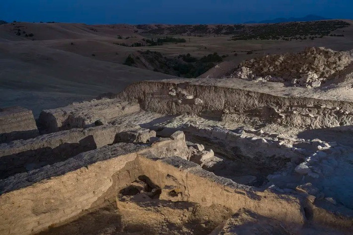 Mặc dù Marsmanda xuất hiện trong các văn bản Ả Rập có từ thế kỷ thứ 10, nơi được ca ngợi là nơi sản xuất tiên tiến các sản phẩm sắt và vũ khí quý giá, vị trí của thành phố này là một ẩn số lớn suốt nhiều năm. Ảnh: Simon Norfolk.