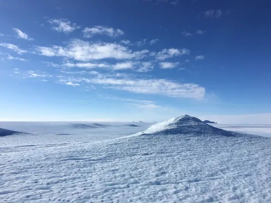 Thêm nữa, lõi băng 6 triệu năm tuổi không chỉ chứa nước đá mà còn chứa những bong bóng không khí nguyên thủy, gần như là mẫu vật trực tiếp duy nhất giúp con người phân tích thành phần khí quyển cổ đại, gồm nồng độ khí nhà kính như CO₂ và CH₄. Ảnh: yymark4 / Atlas Obscura User.