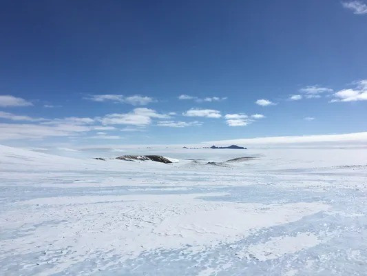 Thông qua nghiên cứu lõi băng cổ xưa trên, các chuyên gia có thể tái dựng lại mức khí nhà kính và nhiệt độ đại dương trong quá khứ để từ đó có thể dự báo chính xác hơn cách mà Trái đất phản ứng với sự thay đổi khí hậu ngày nay. Ảnh: yymark4 / Atlas Obscura User.