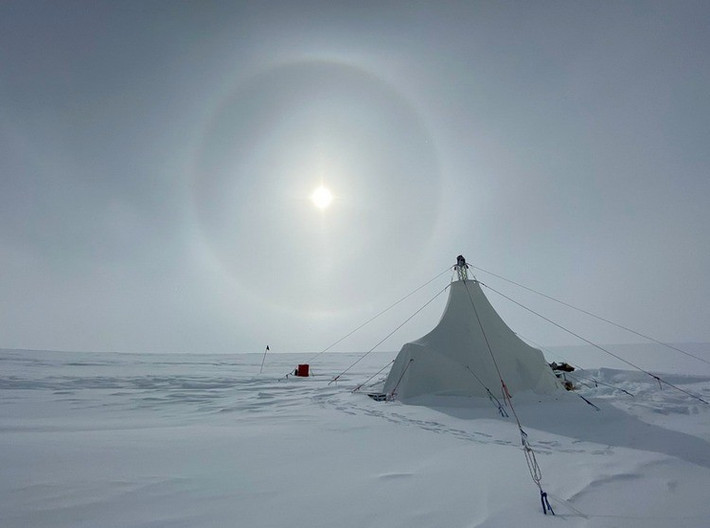 Chuyên gia Shackleton và các đồng nghiệp đã khoan và thu được lõi băng ở vùng Allan Hills. Sau đó, nhóm nghiên cứu đã phân tích, kiểm tra mẫu vật. Nhờ đó, họ có những khám phá bất ngờ. Ảnh: Austin Carter / Scripps Institute of Oceanography.