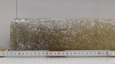 Theo một nghiên cứu được công bố ngày 28/10 trên tạp chí PNAS, lõi băng 6 triệu tuổi chứa các bong bóng khí nhỏ li ti bị "đóng băng" có độ tuổi gấp đôi so với các mẫu băng lâu đời nhất từng được biết đến trước đây, khoảng 2,7 triệu năm tuổi. Ảnh: COLDEX.