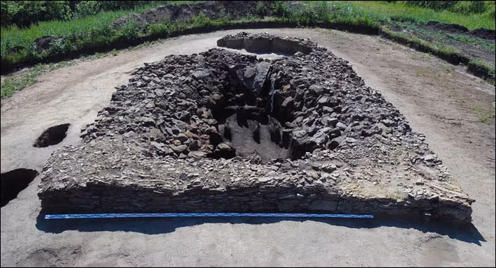 Các học giả tin rằng, những mặt nạ tang lễ này tượng trưng cho cả lòng tôn kính tổ tiên và sự tiếp nối của cuộc sống sau khi chết. Theo đó, chúng trở thành những vật linh thiêng thay vì là những vật phẩm nghệ thuật đơn thuần. Ảnh: Pavel German.